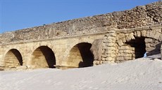 Caesareji dominují akvadukt (na snímku) a amfiteátr. Jsou také nejvtím...