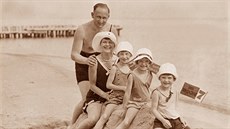 Rodina během dovolené na pláži Baltského moře (1930)