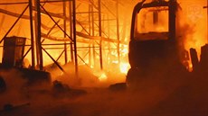 Deset jednotek hasičů bojovalo v Olomouci s rozsáhlým požárem skladovacích hal.