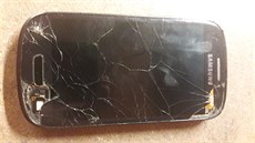 Rozbitý telefon ze soute Samsung A7 za rozbitý displej