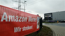 Stávkový plakát ped logistickým centrem Amazonu v nmeckém Werne.