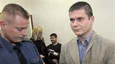 Lubomír Varga (vpravo), obalovaný ze znásilnní a loupee, po píchodu do...