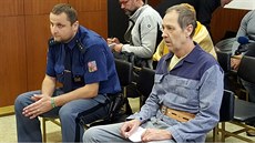 Rostislav Kotala (vpravo) ped zahájením soudního líení, obalovaný je z...