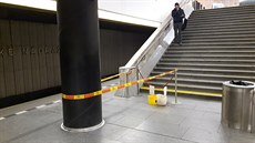 Kbelíky jsou na smíchovském nádraí obehnané páskou.