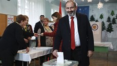 Úadující arménský premiér Nikol Painjan se svým blokem Mj krok vyhrál...