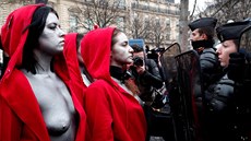 Ve Francii se opět sešli příznivci hnutí žlutých vest, které protestuje proti...