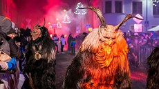 V sobotu pro�el Kaplicí pr�vod více ne� 700 krampus�.