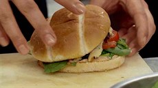 Houbový burger pro vegetariány, rockersky nazvaný muchomrky bílé
