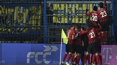 Fotbalisté pavy oslavují s fanouky rozhodující gól v ligovém utkání v Liberci.