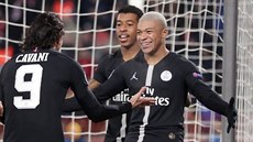 Radost hrá Paris St Germain Edinsona Cavaniho a Kyliana Mbappého v duelu Ligy...