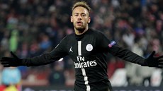 Neymar junior z Paris St. Germain se raduje v utkání Ligy mistr na CZ Blehrad.