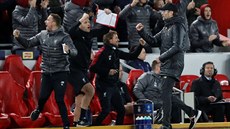 Liverpoolský trenér Jürgen Klopp oslavuje trefu Mohameda Salaha do sít Neapole...