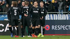 Jablone�tí fotbalisté oslavují st�elce Martina Dole�ala a radují se z gólu v...