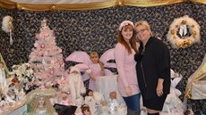 Chmela�ovi mají doma okolo 1 400 kus� panenek. Na fotografii matka Monika s...