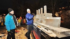 Sochař Marian Maršálek vytesal v Brně z ledu více než dvoumetrovou sochu...