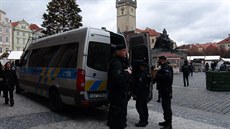 Policisté v adventním ase hlídkují na Staromstském námstí se samopaly (12....