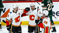 Mark Giordano, Mark Jankowski a Elias Lindholm slaví gól Calgary v utkání proti...