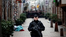 Francouzský policista hlídkuje ve Štrasburku, kde byli zastřeleni tři lidé...