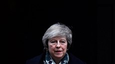 Britská premiérka Theresa Mayová opouští své sídle v Downing Street 10 v...