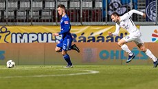 Martin Nepor (v modrém) z Olomouce uniká Jiímu Krejímu ze Slovácka.