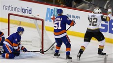 Tomá Nosek (vpravo) z Vegas se raduje z gólu v duelu s New York Islanders.