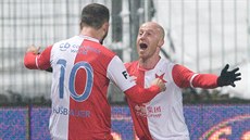 Slávisté Josef Hušbauer (vlevo) a Miroslav Stoch se radují z gólu v zápase s...