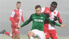 Jablonecký Jakub Povaanec (vlevo) v souboji s  Michaelem Ngadeuem  ze Slavie.