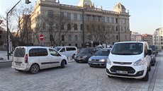 Nelegální parkování na kolejích u Národního muzea. (13. 12. 2018)