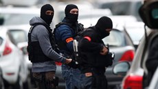 Zvláštní jednotky francouzské policie prohledávají ulice ve štrasburské čtvrti...