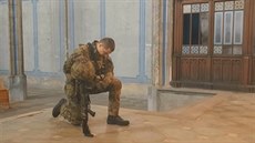Začátek videa desátníka Martina Frydryška o práci jeho jednotky patří modlitbě...