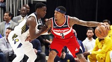 Bradley Beal (vpravo) z Washingtonu bránný Darrenem Collisonem z Indiany.