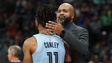 J. B. Bickerstaff, hlavní trenér Memphisu, utuje svého rozehrávae Mika...