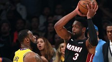 LeBron James (vlevo) z LA Lakers brání Dwyaneho Wadea z Miami.