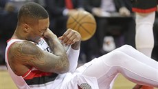 Damian Lillard z Portlandu dopadl v zápase s Houstonem na rameno.