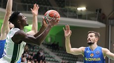 Lahaou Konaté (v bílém) z Nanterre útoí na opavský ko kolem Martina Gniadka.