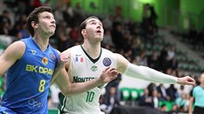 Hugo Invernizzi (v bílém) z Nanterre a Jan vandrlík z Opavy bojují o doskok.