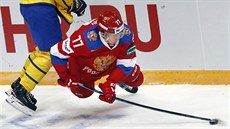 Ruský hokejista Kirill Kaprizov padá v utkání se védskem.