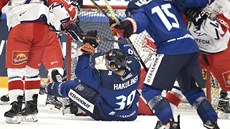 Finský hokejista Anrei Hakulinen slaví gól proti eské reprezentaci.
