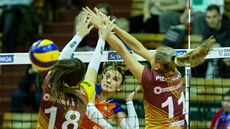 Olomoucká volejbalistka Martina Michalíková (uprosted) smeuje v utkání proti...