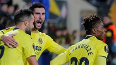 Samuel Chimerenka Chukweze (vpravo) slaví se spoluhrá�i z Villarrealu sv�j gól.