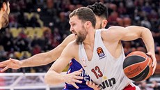 Janis Strelnieks z Olympiakosu Pireus útoí na ko Anadolu Efes Istanbul.