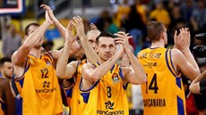 Basketbalisté Gran Canarie slaví výhru. Fandům tleskají Ondřej Balvín (12),...