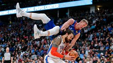 Mason Plumlee (naho�e) z Denveru padá na Stevena Adamse z Oklahoma City.