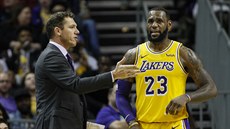 LeBron James z LA Lakers naslouchá svému trenérovi Luku Waltonovi.
