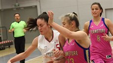 Simona Sklená�ová (vlevo) z Nymburka pod tlakem Terezy Zítkové z Teamstore...