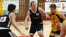 Michal Seidler (ve �lutém) z Jihlavy se tla�í ke ko�i �lapanic kolem Zde�ka...