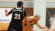 Ji�í Bubák (16) z Jihlavy se dere kolem Romana Zachrly ze �lapanic.