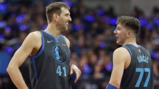 Dirk Nowitzki (41) a Luka Doni (77) z Dallasu rozebírají zápas se Sacramentem.