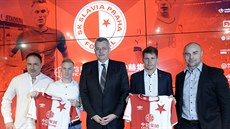 Pedseda klubu Jaroslav Tvrdk (uprosted), trenr Jindich Trpiovsk (vlevo)...