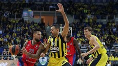 Jan Veselý (vpravo) z Fenerbahce sleduje, jak si jeho spoluhrá Kostas Slukas...